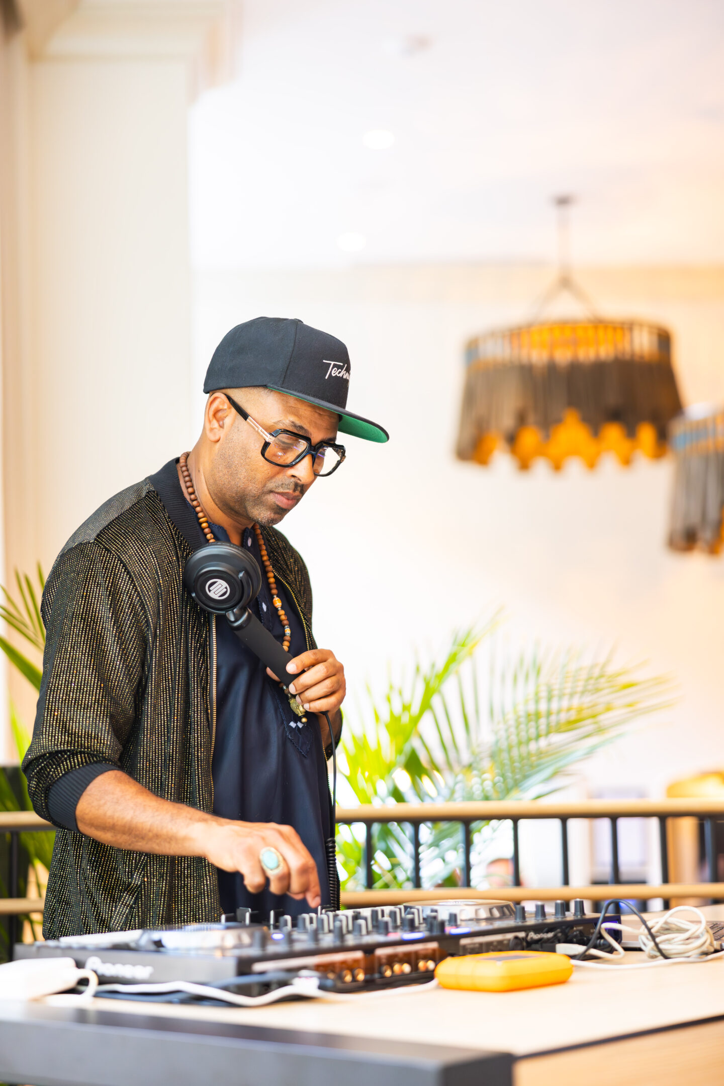 DJ
